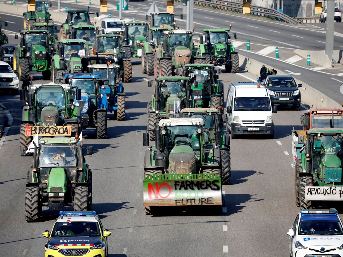 Foto: Los agricultores utilizan sus tractores para bloquear la C-33. (Reuters/Albert Gea)