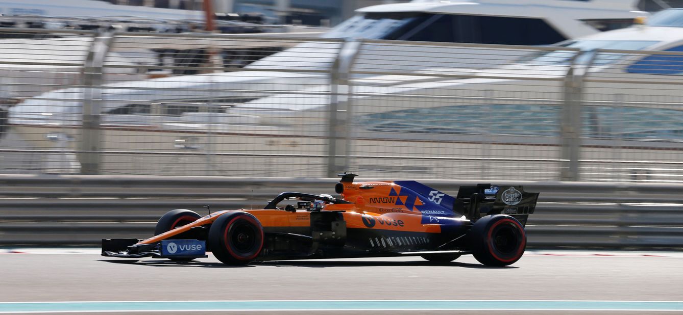 Carlos Sainz al volante de su McLaren durante los entrenamientos del Gran Premio de Abu Dabi. (Reuters)