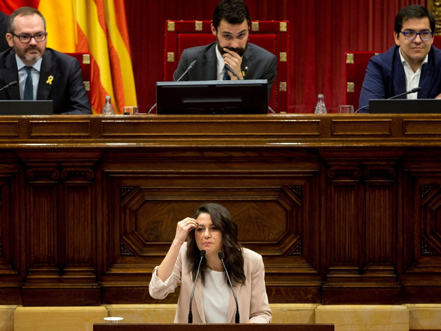 La líder y portavoz de Ciutadans, Ines Arrimadas, durante su intervención en el pleno del Parlament celebrado este miércoles. (EFE)