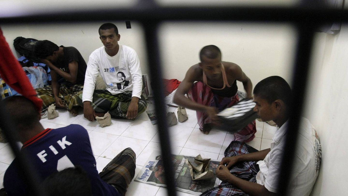 Refugiados musulmanes rohingyas de Birmania en un centro de detención (Efe).
