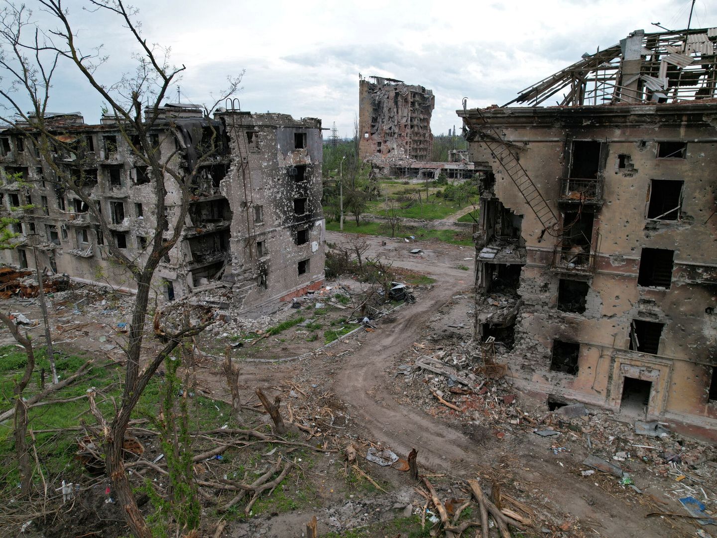Edificios residenciales destruidos cerca de la acería de Azovstal, en Mariúpol. (Reuters/ Pavel Klimov)