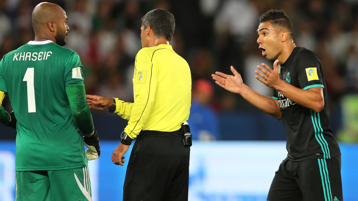 Casemiro no entendía por qué el árbitro anuló su gol. (Reuters)