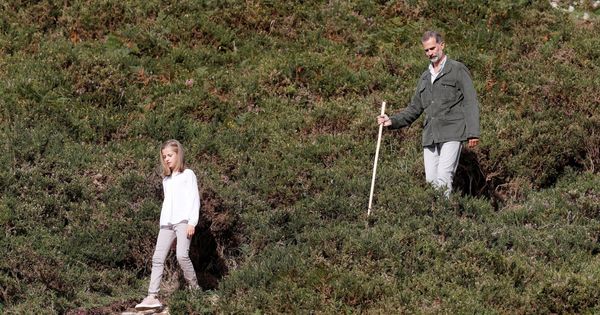 Foto: El Rey junto a la princesa Leonor en el Parque Nacional de la Montaña de Covadonga. (EFE)