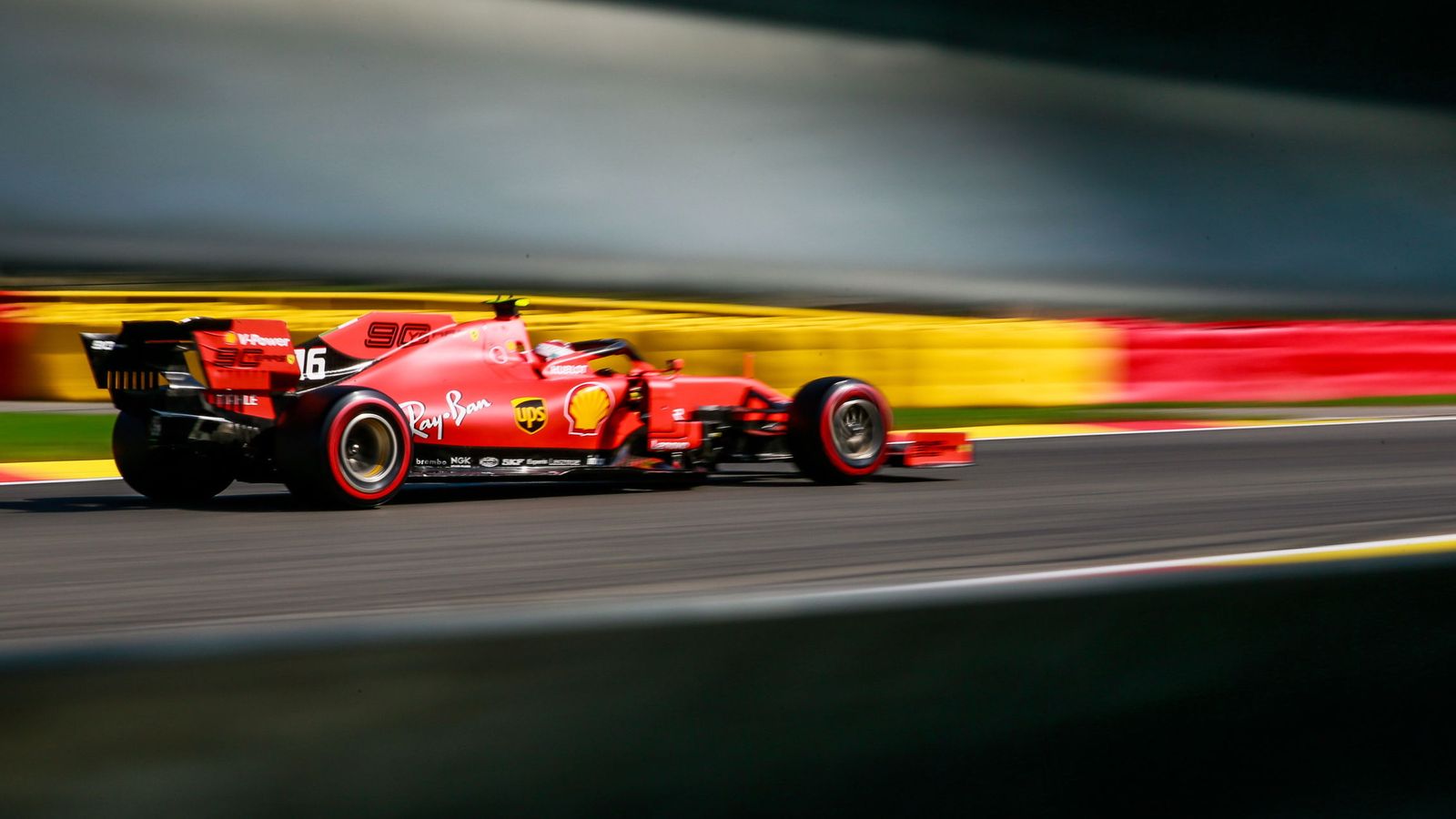 Foto: Los Ferrari vuelan en las zonas rápidas, y sus rivales quieren asegurarse de que su secreto sea legal. (REUTERS)