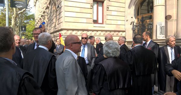 Foto: Concentración de abogados ante el TSJ de Barcelona en defensa de la Constitución.