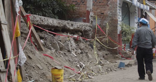 Foto: Un hombre observa los escombros dejados por el terremoto. (EFE)