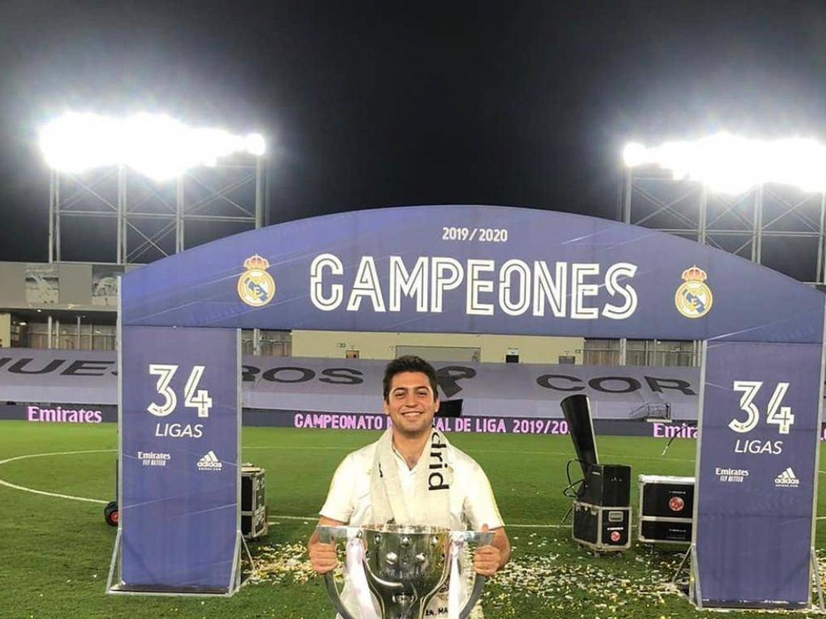 Foto: El sobrino de Florentino Pérez, con la copa de campeón de Liga ganada por el Real Madrid, en Valdebebas