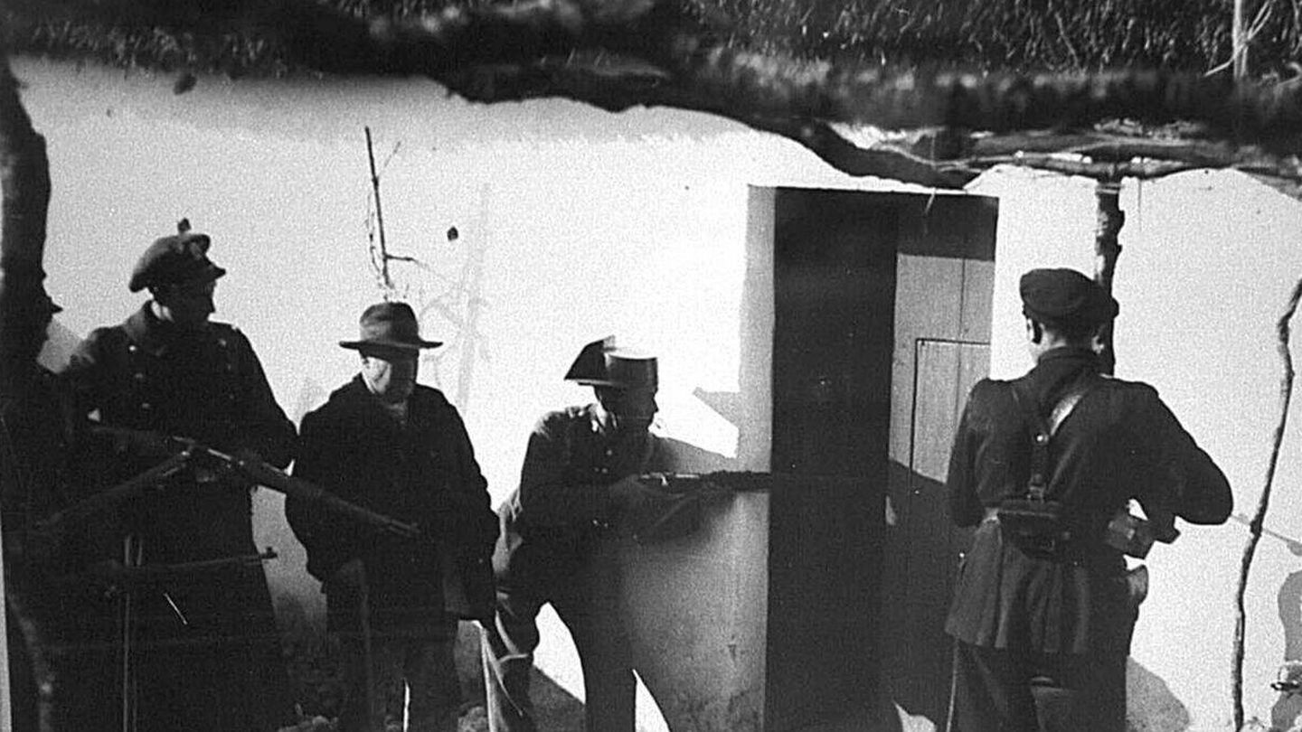 La Guardia Civil, asaltando casas de campesinos en los años treinta.
