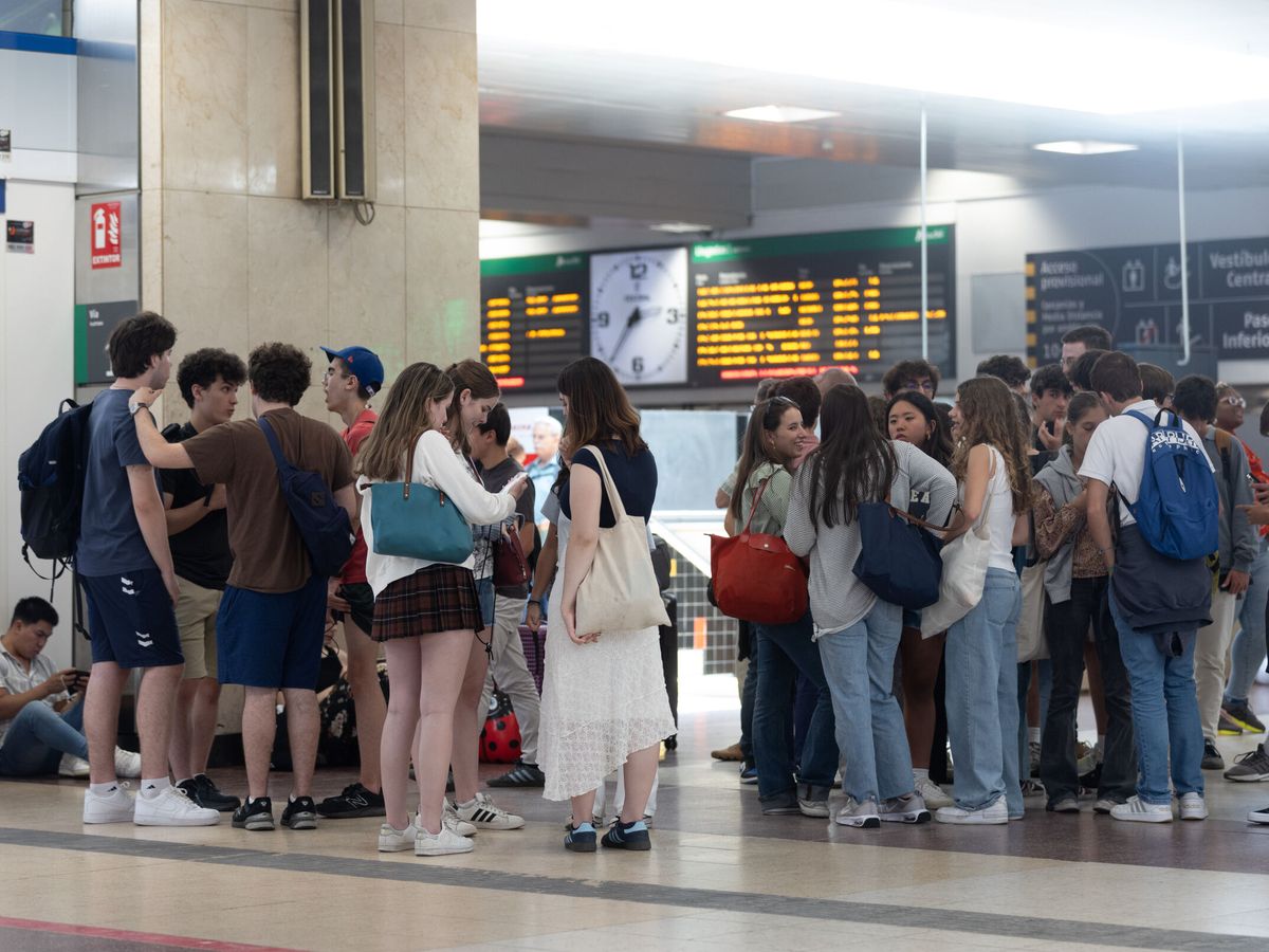 Foto: Varias personas en la estación de Chamartín (Eduardo Parra/Europa Press)