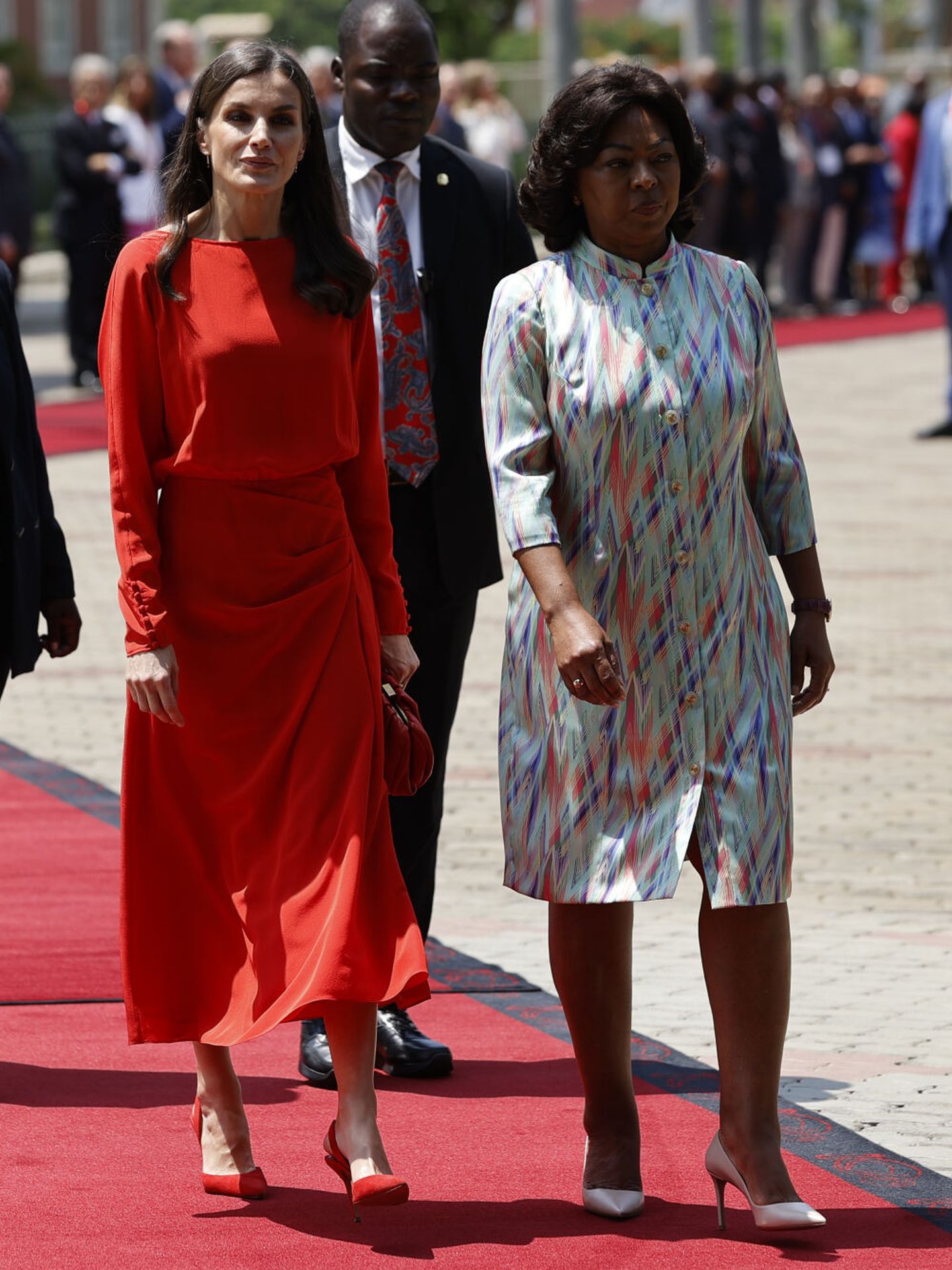 La reina Letizia y la primera dama angoleña. (EFE/Luis Tejido)