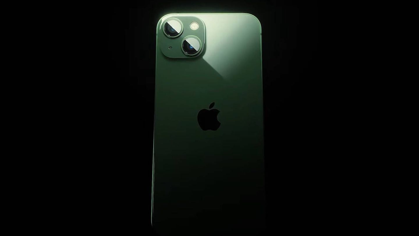 El iPhone 13, en color verde. 