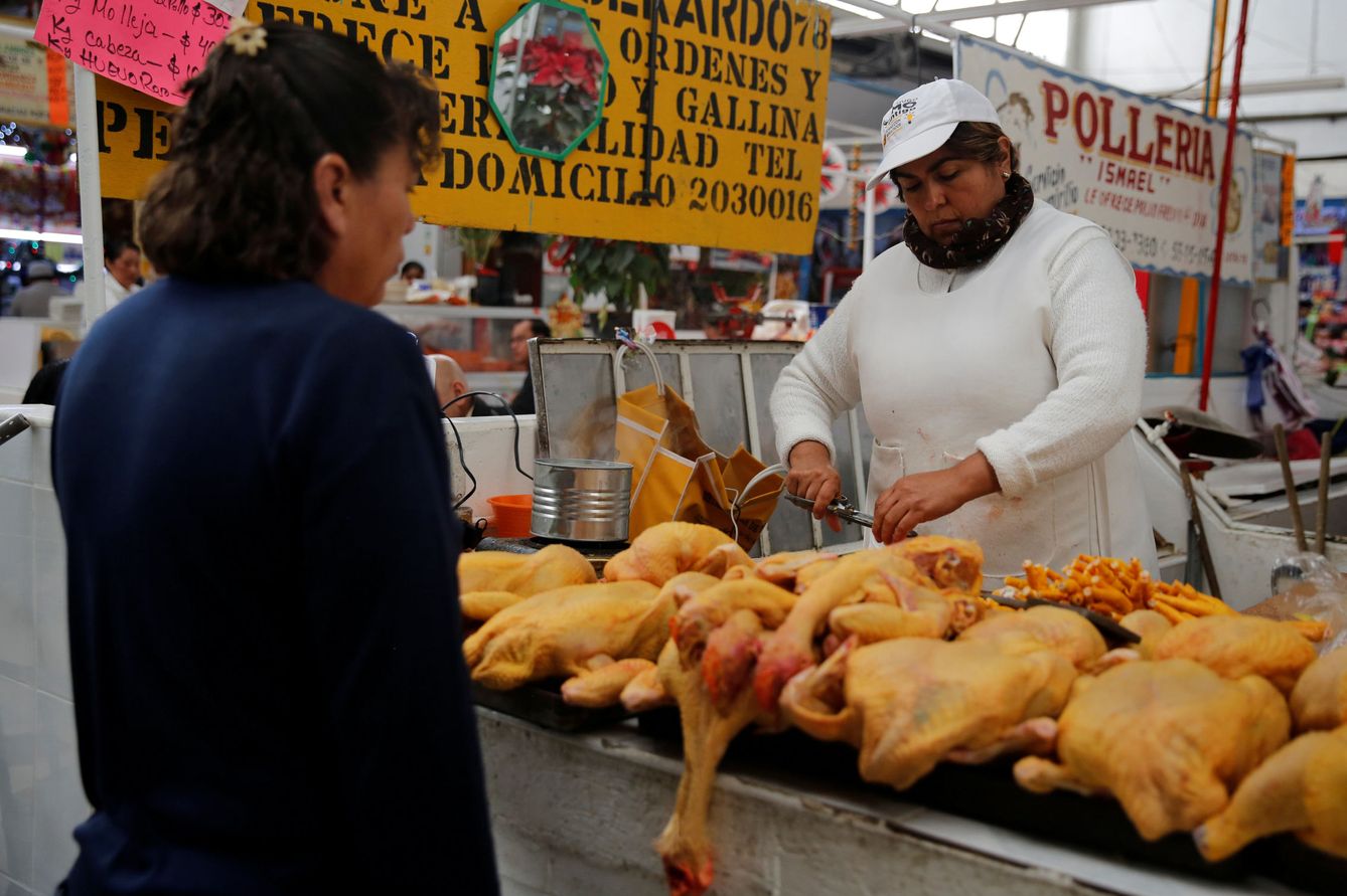 Puesto de venta de pollos en el mercado Granada de Ciudad de México, en enero de 2017 (Reuters)