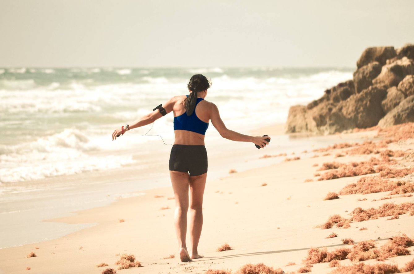 Consejos para correr por la playa. (Debby Hudson para Unsplash)