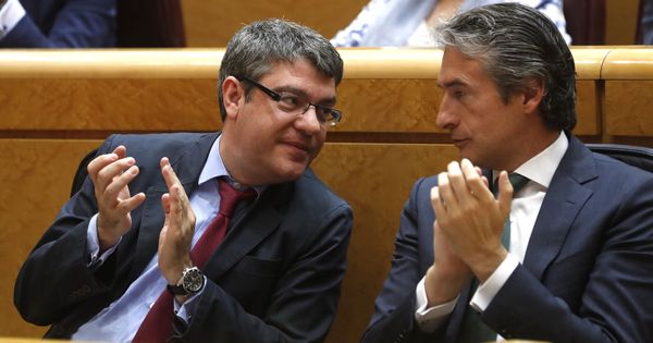 Foto: El ministro de Energía, Turismo y Agenda Digital, Álvaro Nadal (i), junto al ministro de Fomento, Íñigo de la Serna. (EFE)