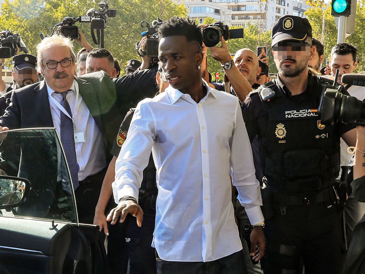 Foto: Vinícius declara a su salida de los juzgados. (EFE/Fernando Alvarado)