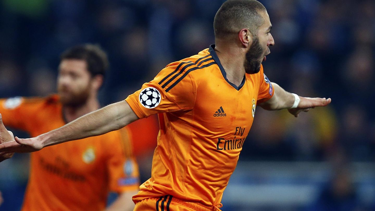 Benzema celebra un gol ante el Schalke 04 (Reuters)