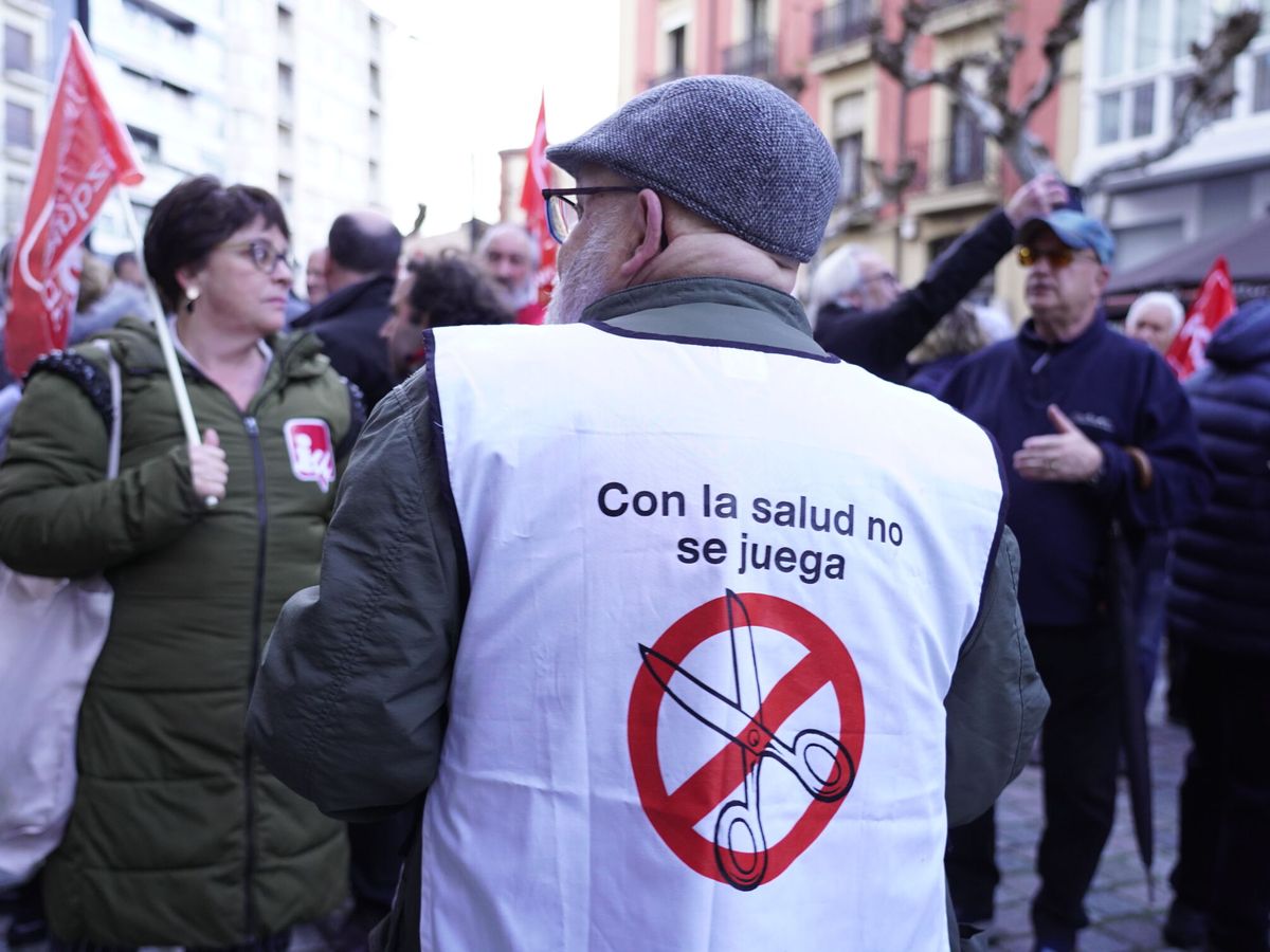 Foto: Manifestación por las residencias públicas de mayores en Logroño. (Europa Press/Alberto Ruiz)