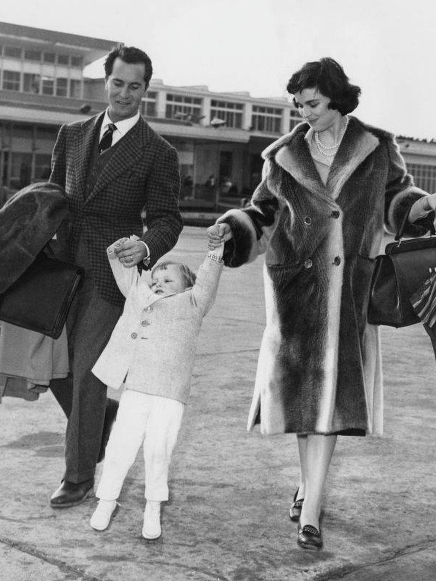 Miguel Bosé, con sus padres en 1958. (Getty)