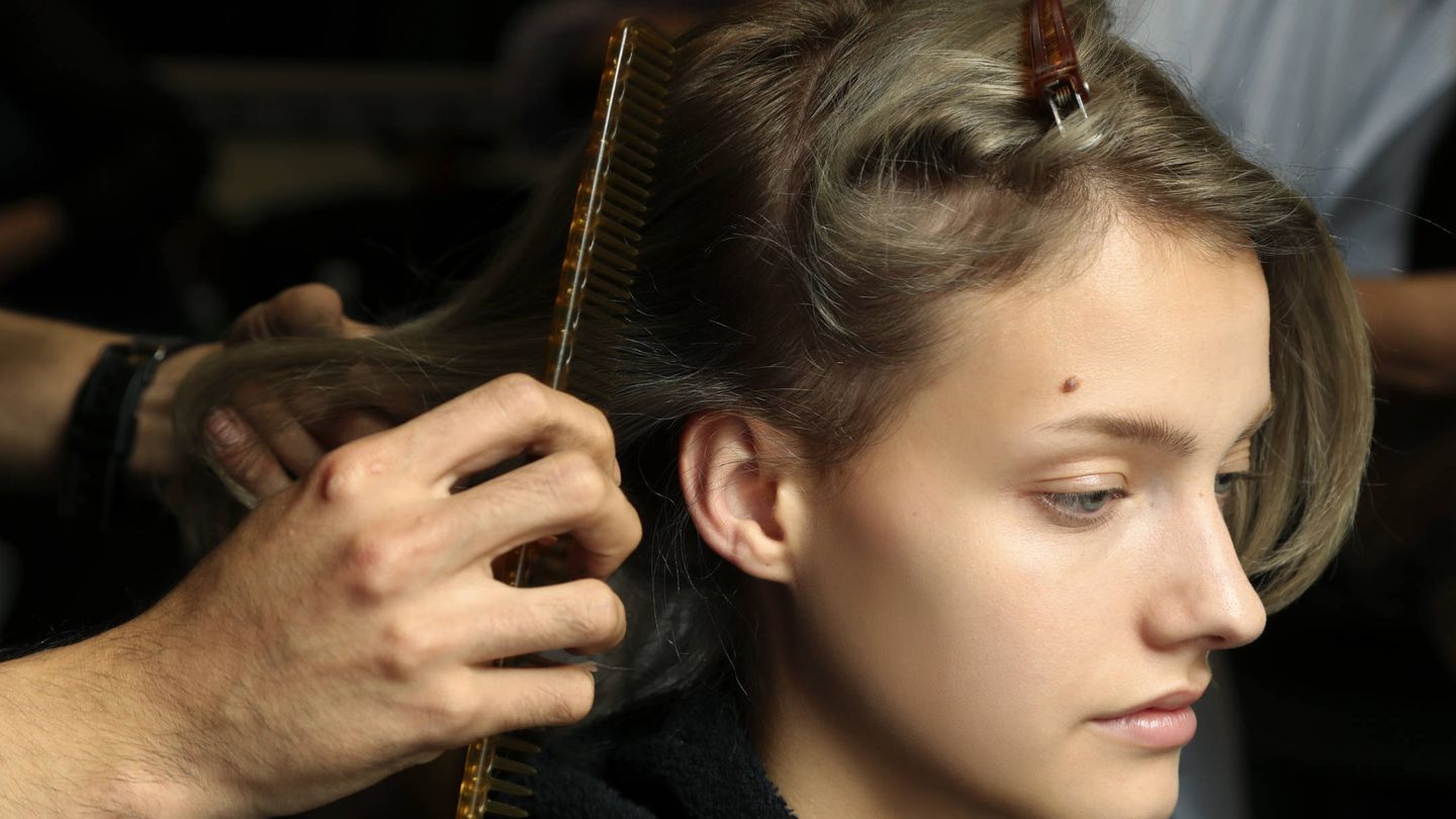 Desde el champú hasta el cepillado contribuyen en la salud de cabello y cuero cabelludo. (Imaxtree)