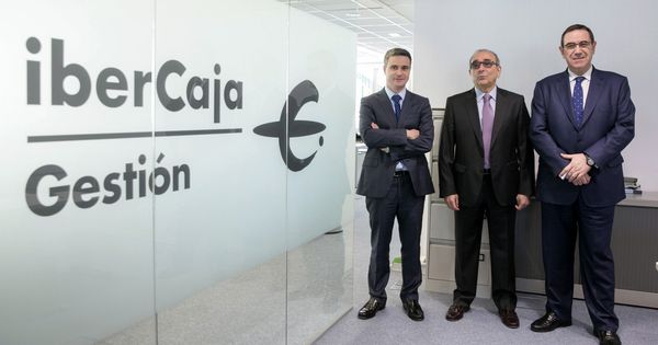 Foto: El director general de Ibercaja Gestión, Valero Penón (i), junto al director del Grupo Financiero de Ibercaja, Rodrigo Galán. (EFE)
