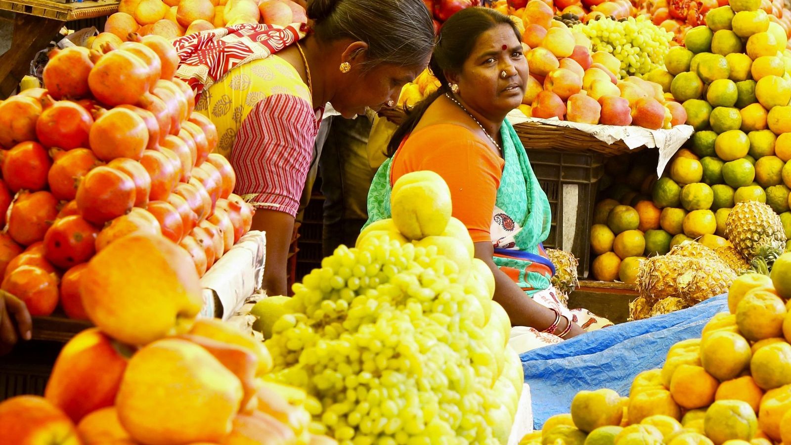 Foto: Dos mujeres en un mercado de frutas de Bangalore, en India. (EFE)