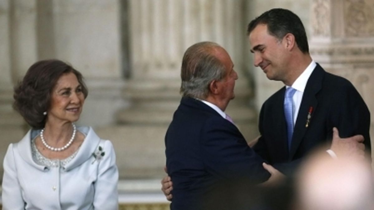 Don Juan Carlos firma su abdicación y se abraza con Felipe VI