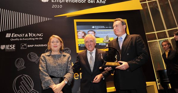 Foto: Carmen y Luis Riu, premiados en 2010 por el expresidente de EY, José Miguel Andrés (c). (RIU Hotels)
