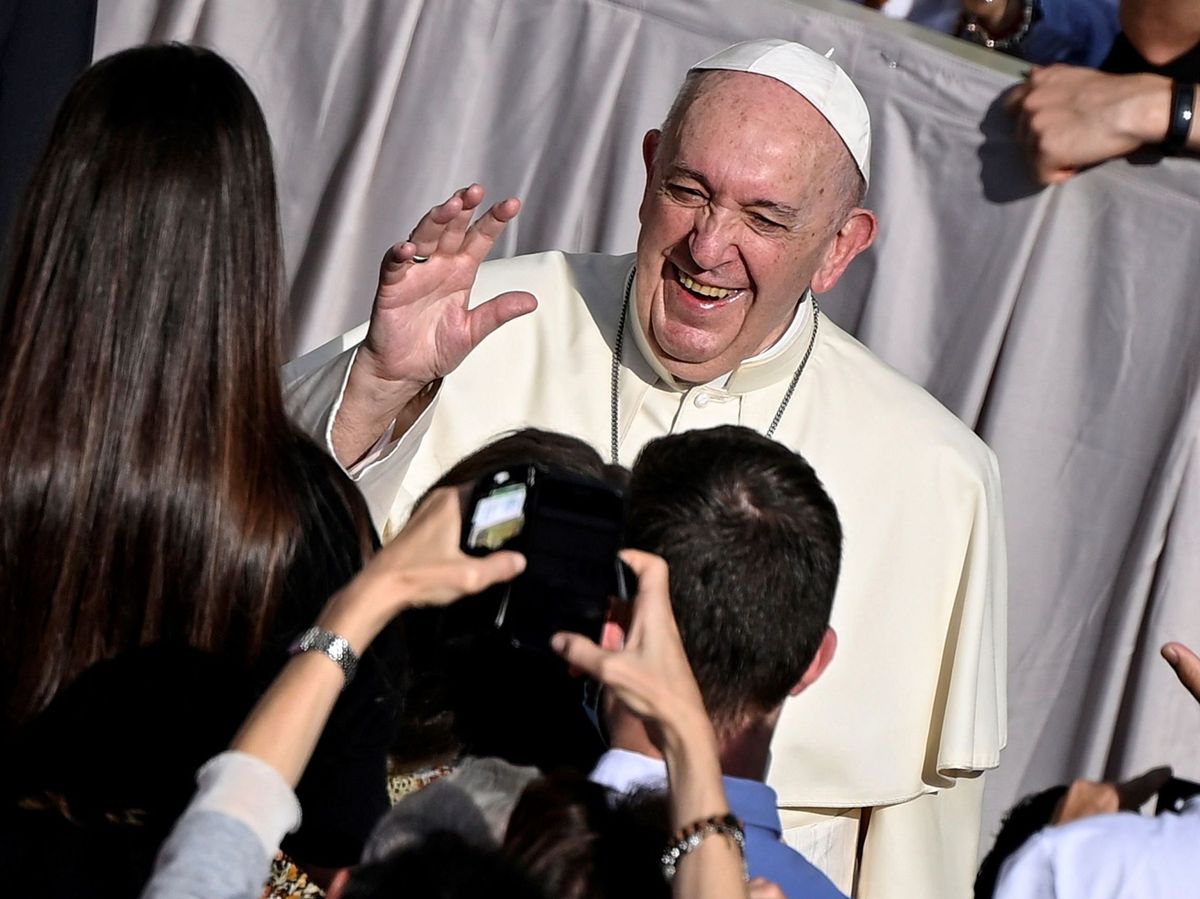 Foto: El papa Francisco saludo a los fieles durante una audiencia en el Vaticano (EFE)