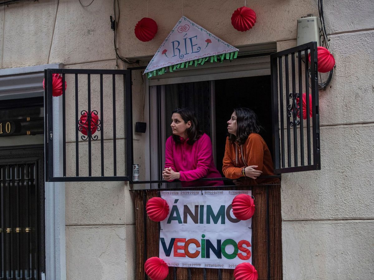 Foto: Vecinos de Madrid decoran sus balcones durante la crisis del coronavirus. (EFE) 