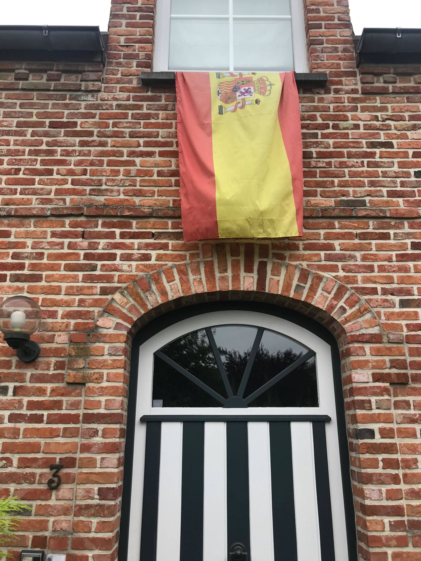 La bandera de España del misterioso vecino... que es italiano. (C. B.)