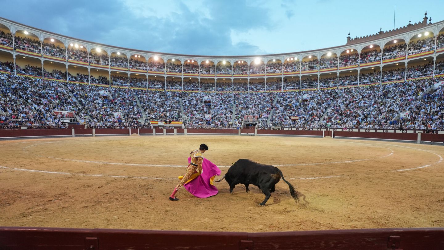 El diestro peruano Roca Rey, en la plaza de toros de Las Ventas. (EFE/Borja Sanchez-Trillo)