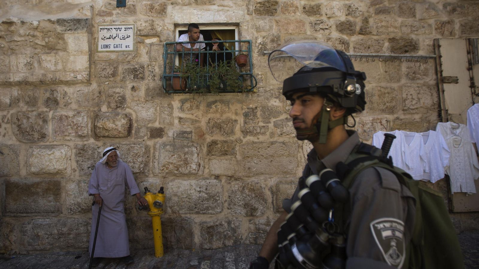 Foto: Agentes israelíes de la Policía Fronteriza prohíben el paso a palestinos a la Explanada de las Mezquitas (EFE)