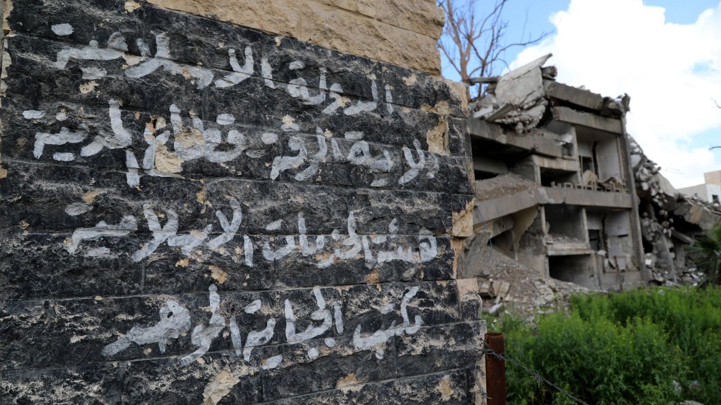 Imagen que muestra una pintada en la que puede leerse ''Estado Islámico, Estado de Al Raqa, Oficina de Tributación'', en Al Raqa, Siria. (EFE)