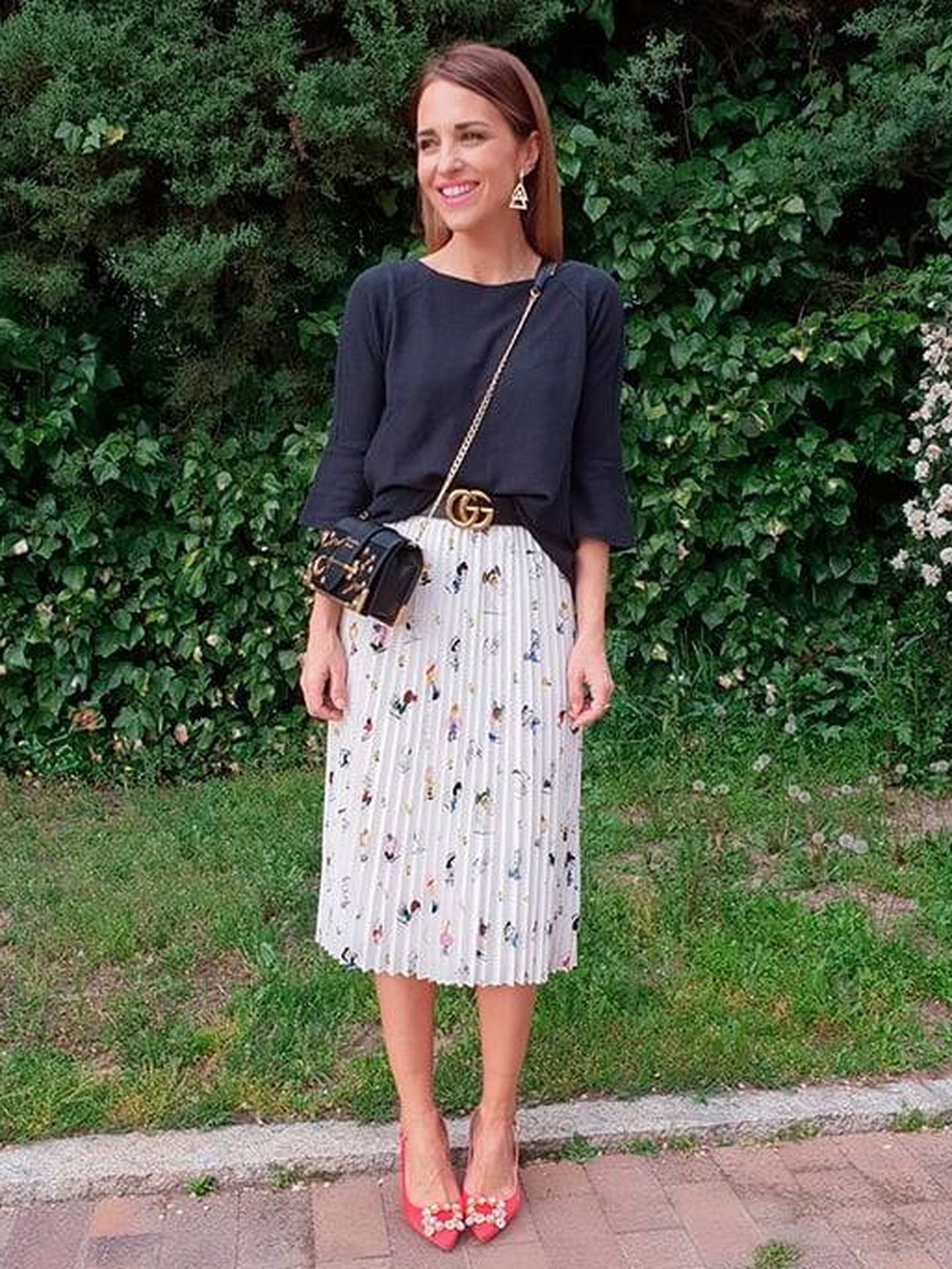Copia su versión de la falda midi plisada y ponla en práctica para ir a trabajar.  (Instagram)
