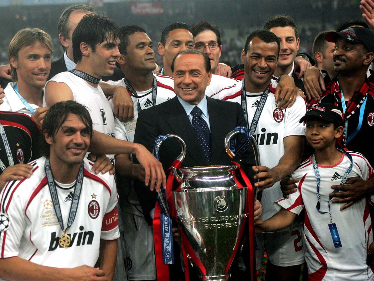 Foto: Silvio Berlusconi con el título de la Champions. (EFE/EPA/Orestis Panagiotou)