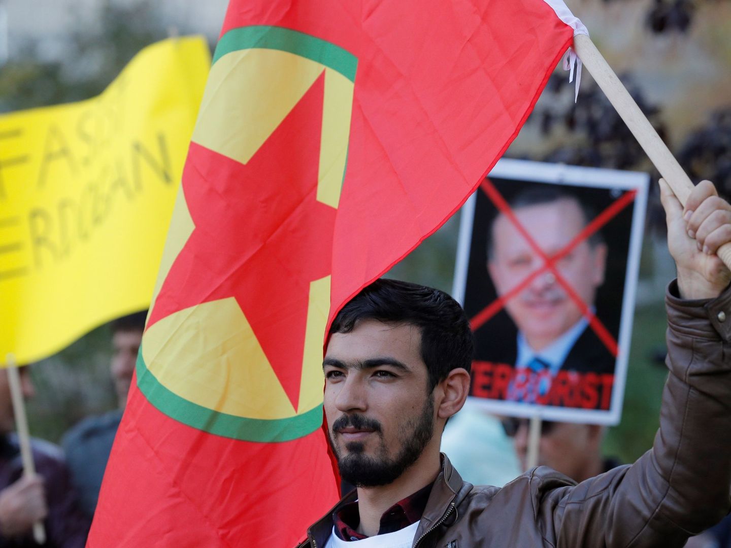 Miembros de la comunidad kurda protestan contra la intervención militar turca en el noreste de Siria. (EFE)