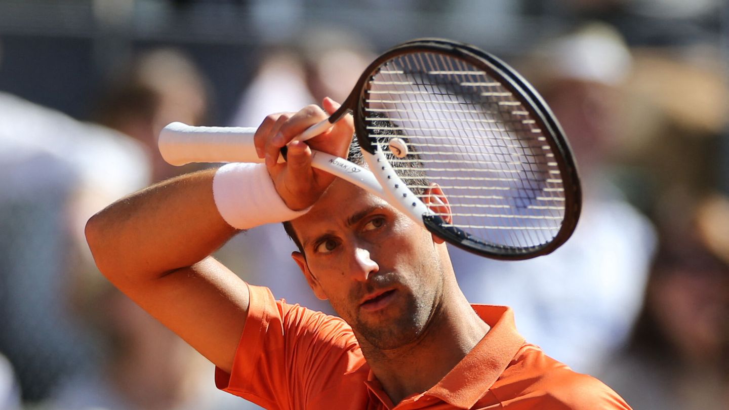 Djokovic mira fijamente a Alcaraz tras un buen juego del español. (Reuters/Isabel Infantes)