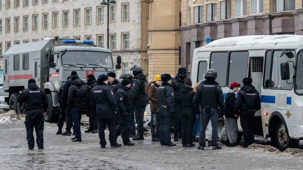 Rusia detiene a más de 400 personas al intentar rendir tributo a Navalni y continúa su ofensiva en la zona de Avdiivka