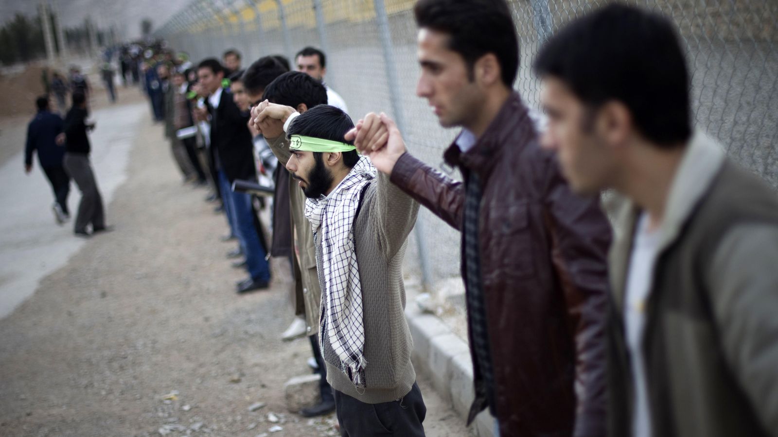 Foto: Estudiantes iraníes forman una cadena humana alrededor de una planta en Isfahán, al sur de Teherán. (Reuters)