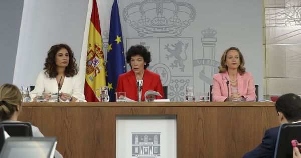 Foto: Las ministras de Hacienda María Jesús Montero (i), la ministra Portavoz Isabel Celaá, y de Economía Nadia Calviño
