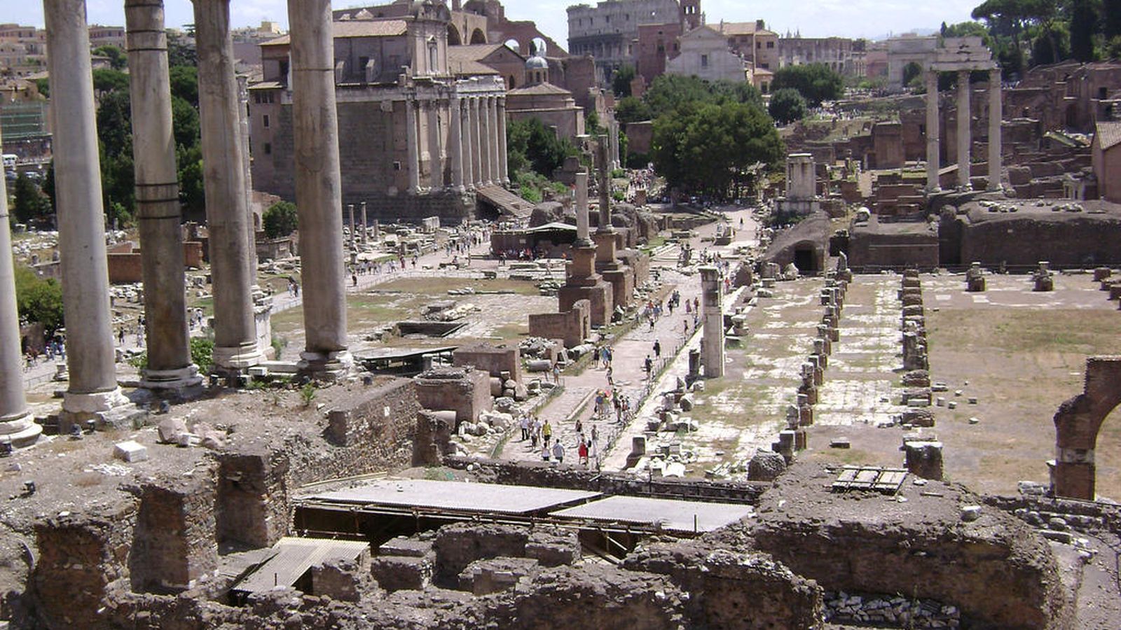 Foto: Foro romano de la capital de Italia. De fondo, el Coliseo (Flickr/Fabio Spinozzi)