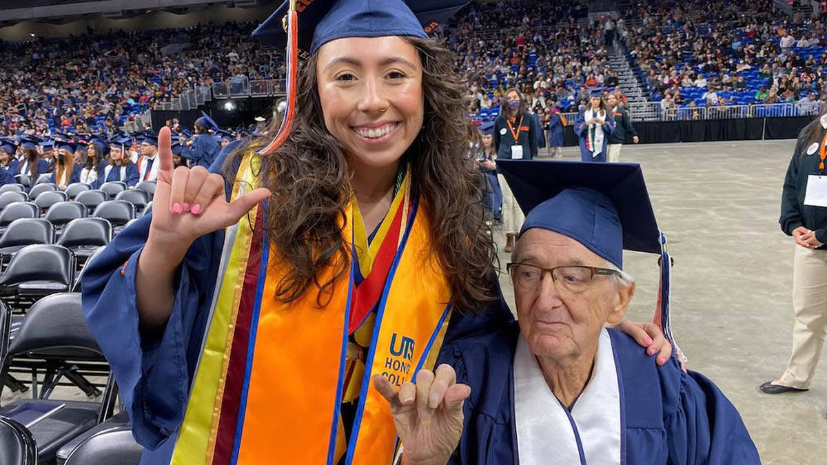 Una joven de 23 años y su abuelo de 88 se gradúan juntos en la universidad