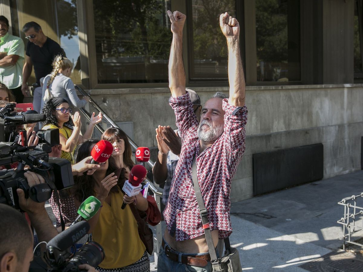 Foto: Willy Toledo atiende a los medios de comunicación tras declarar en el juzgado. (EFE)