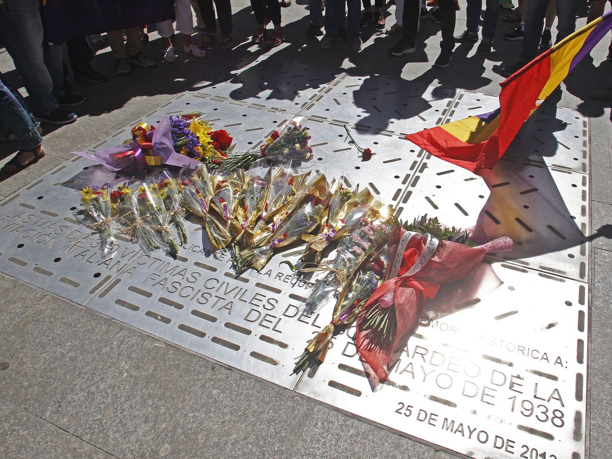 Foto: Acto de homenaje a las víctimas del bombardeo del Mercado de Alicante. (EFE/Pep Morell)