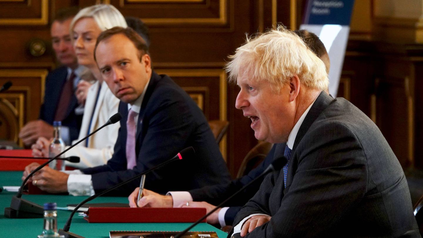 Boris Johnson, en primer plano con Hancock al fondo. (Getty)
