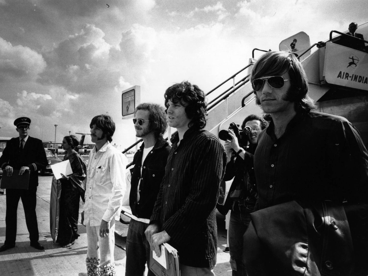 El grupo americano The Doors en el aeropuerto de Londres en 1968 (Foto de Express/Express/Getty Images).