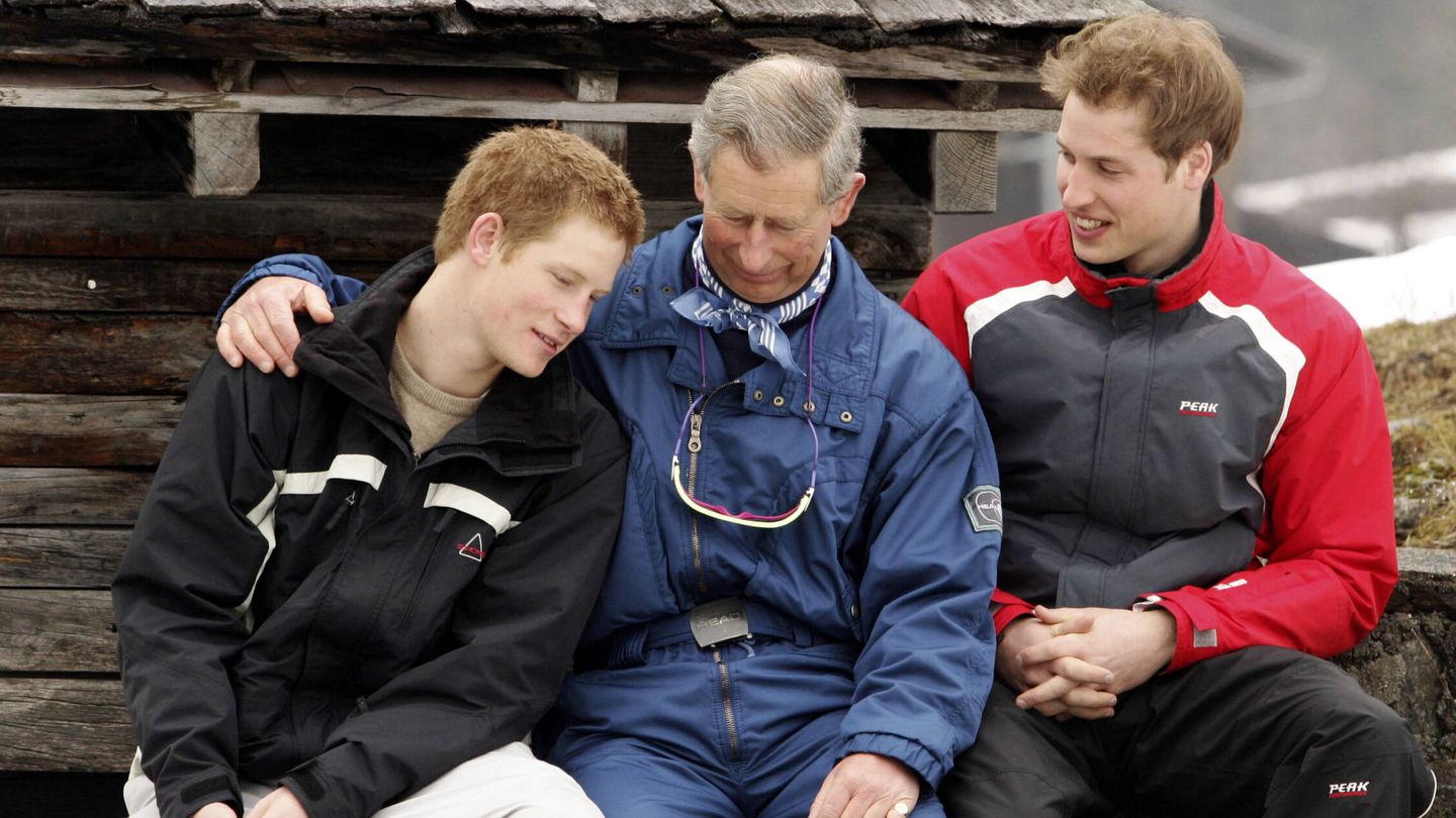 Carlos de Inglaterra, con sus hijos Harry y Guillermo en un viaje a la nieve. (Getty)