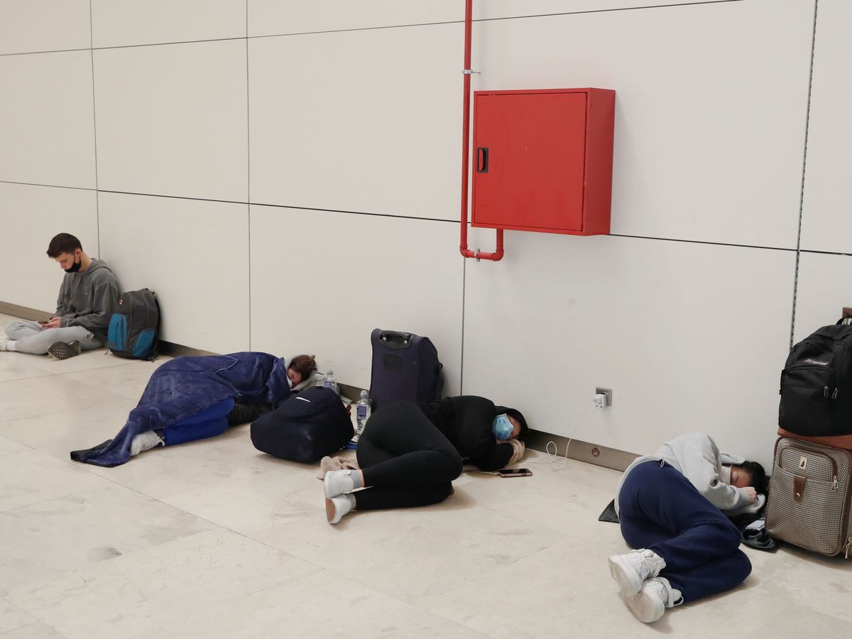 Foto: Pasajeros atrapados en el aeropuerto de Barajas, anteayer. (Reuters)
