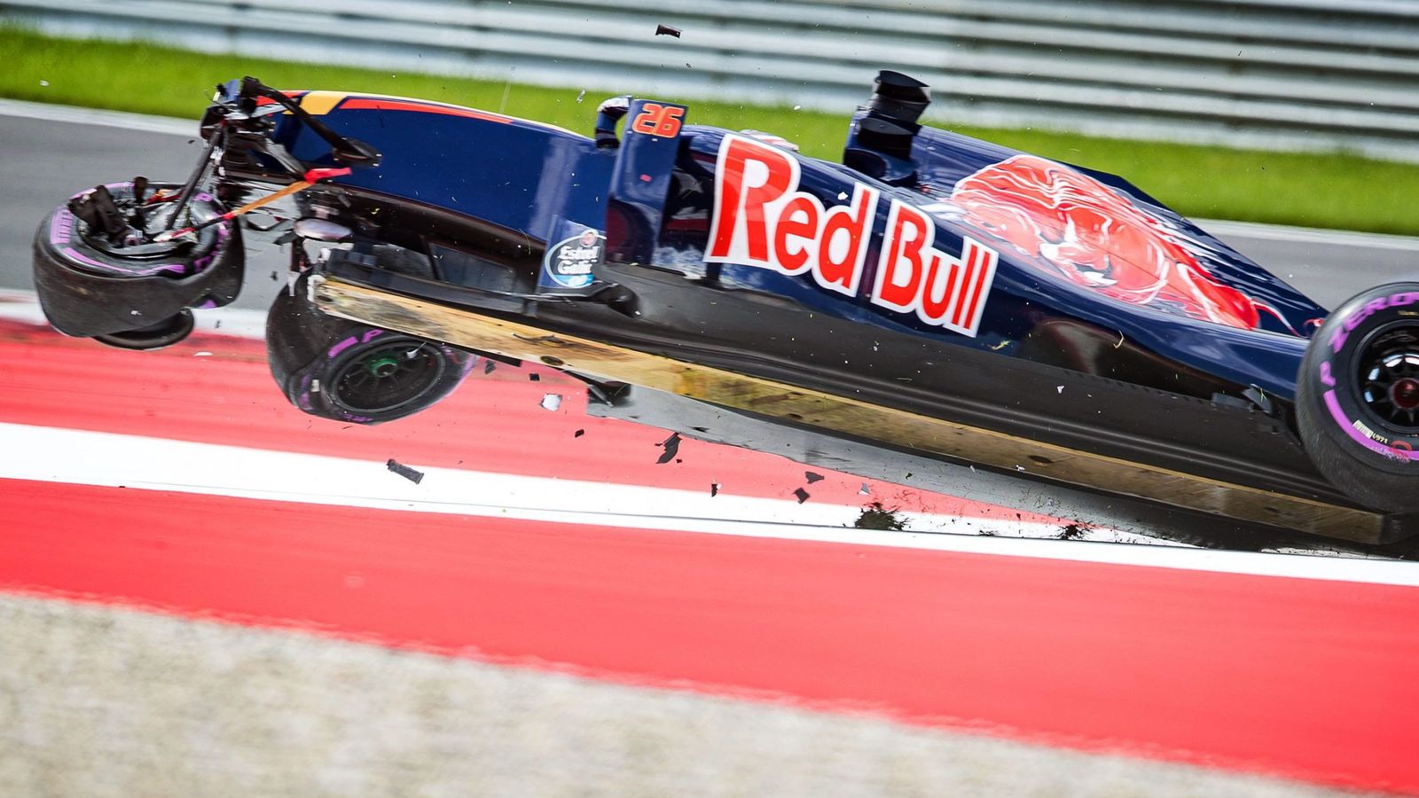 Foto: El Toro Rosso de Kvyat levantando el vuelo tras romper la suspensión trasera en clasificación.