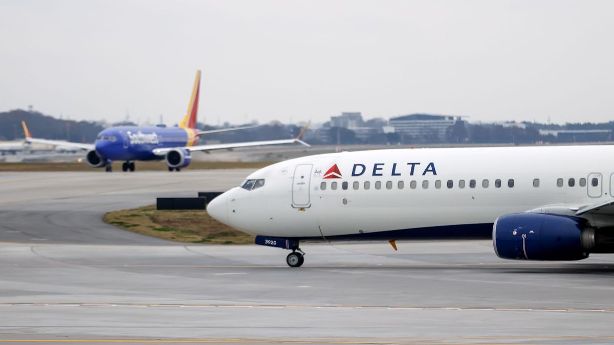 Muere un trabajador de un aeropuerto en EEUU tras ser succionado por el motor de un avión